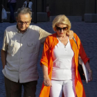 El exvicepresidente del Comité Técnico de Árbitros acompañado de su mujer al llegar al Instituto de Medicina Legal de Catalunya para su examinación.