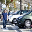 Imatge d'una parella de visitants mirant un vehicle en exposició durant una edició pasada de la fira ExproReus.