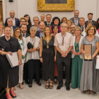 Fotografia de grup de les autoritats i les persones i entitats homenatjades.