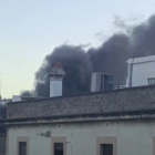 Imagen del humo que salía del edificio afectado.