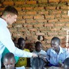 Marc Jardí, fent entrega d'unes llibretes a estudiants d'un centre educatiu d'Uganda.