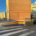 Elements de l'espai públic que s'han pintat amb els colors de la bandera irisada.