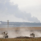 Soldados israelíes en vehículos militares recorren un área a lo largo de la frontera con Gaza