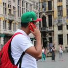 Un turista atenent una trucada.