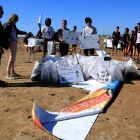 Alumnos y professorts de Amposta muestran el resultado de la campaña de limpieza en el Eucaliptus.