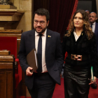 El presidente de la Generalitat, Pere Aragonès, y la consejera de la Presidencia, Laura Vilagrà, entrando en el hemiciclo antes de la sesión de control.