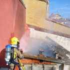 Los Bomberos haciendo las tareas de extinción.