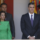 El presidente del Gobierno Pedro Sánchez, y la ministra de Transportes Raquel Sánchez, este jueves durante el desfile del Día de la Fiesta Nacional en Madrid.