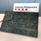 La placa de bronce conmemorativa sustraída de la Cruz de Matagalls.