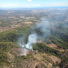 La columna de humo del incendio forestal y agrícola de Riudecanyes.