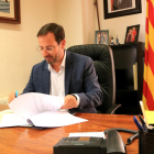El alcalde de Móra d'Ebre, Rubén Biarnés, firmando documentos en su despacho.