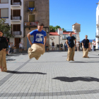 Cuatro jóvenes participen en la carrera de sacos de la primera edición de la 'Xalera' la primera jornada de juego y baile en la calle en la Sénia.