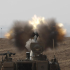 Una unidad de artillería israelí dispara hacia Gaza a lo largo de la frontera en el sur de Israel.