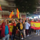 Unes cent persones es van aplegar davant la seu del PSC amb banderes d'Espanya.