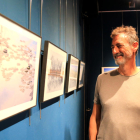 Mariano Cebolla mira somrient les fotografies del cicle Mirades del COAC.