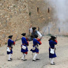 Imatge dels Amics dels Castells en la recreació d'atac i assalt a un baluard al Fossat de les Avançades.