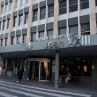 Pla general de l'accés principal a l'Hospital Joan XXIII de Tarragona, amb el rètol amb el nom del centre.