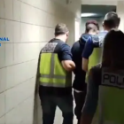 La Policía Nacional deteniendo al presunto agresor.