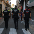 Agents de la Policia Local del Vendrell i dels Mossos patrullen a la Rambla del Vendrell durant la fira de Santa Teresa.
