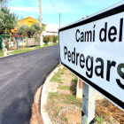 Cartel del Camino de los Pedregars de Alcanar que ha sido esfaltado para reparar los daños de los aguaceros del 2018.