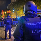 Agentes de policía custodian la sede del PSOE en la calle Ferraz de Madrid.