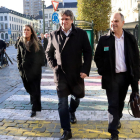 Carles Puigdemont, Jordi Turull y Míriam Nogueras después de salir del Parlamento Europeo en el marco de las conversaciones para la investidura.
