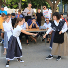 Dos parejas del campeonato infantil de morra, durante una de las partidas celebradas en la Ràpita.