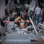 Los servicios de emergencia buscan víctimas después de un bombardeo en Gaza.