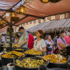 Algunas de las paradas del mercado, ayer por la mañana.