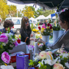 Imagen de archivo de clientes comprando flores en una parada en el cementerio de Tarragona.