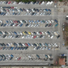 Fotografia aèria del dipòsit municipal de vehicles, des d'on es generarà energia solar.