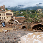 Destrosses pel temporal a Montblanc, on es va desbordar el riu Francolí al seu pas pel Pont Vell, i d'efectius treballant en immobles afectats.