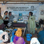 Unas agentes de los Mossos d'Esquadra explican el protocolo de prevención de la ablación en un poblado de Gambia.