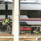 Agentes del Cuerpo Nacional de Policía, de la UME y de seguridad de Renfe junto al cuerpo de una persona que ha sido hallado este lunes entre dos vagones de un tren en la estación de Santa Justa de Sevilla.
