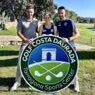 Natalia Rodríguez flanquejada per Xavi Pueyo, director de Pàdel, Tennis i DiR Golf Costa Daurada i Toni Navarrete, director d'Activitats Dirigides del DiR Golf Costa Daurada.