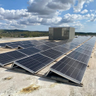 Imatge de la instal·lació de plaques fotovoltaiques en el complex educatiu municipal.