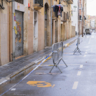 Imatge del carrer del Lleó de Tarragona, encara amb la zona taronja, aquest dilluns.