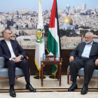Una foto del líder de Hamás Ismail Haniyeh (a la derecha) junto al ministro de Asuntos Exteriores iraní Hossein Amir-Abdollahian en Doha.