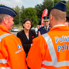 Imatge d'arxiu de dos membres de la policia federal belga conversant amb l'excomissària de Transport, Violeta Bulc