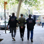 Els Mossos d'Esquadra s'emporten un detingut d'un dels registres a Barcelona en una operació contra una organització criminal italiana establerta a Catalunya vinculada al tràfic de drogues.