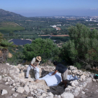 Vista de les excavacions al poblat ibèric de l'Antic d'Amposta, amb el Montsianell i la ciutat, al fons.