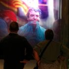Dos visitants observant un audiovisual del nou Museu Casteller de Catalunya a Valls.