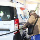 Un conductor posant benzina a la Jonquera.