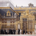 Diverses persones fan cua per entrar al Palau de Versalles després que fos evacuat per un avís de bomba, aquest dimarts.