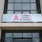 S'ha penjat un crespó rosa a la façana de l'Ajuntament per conscienciar de l'impacte de la malaltia i la importància del diagnòstic precoç.