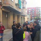 Imatge de manifestants reunits per evitar un desnonament avui a Reus.