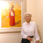 La artista Maria Luisa Barra Nogueras junto a una de sus obras.
