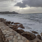 El fort onatge encara colpejava ahir el passeig de Botigues de Mar i cobria l'espai de sorra.