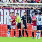 Els jugadors del Nàstic preparant-se per defensar una jugada a pilota aturada.