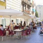 Imatge d'arxiu del carrer de Lleida, on hi ha diversos bars i restaurants amb terrasses col·locades a la via pública.
